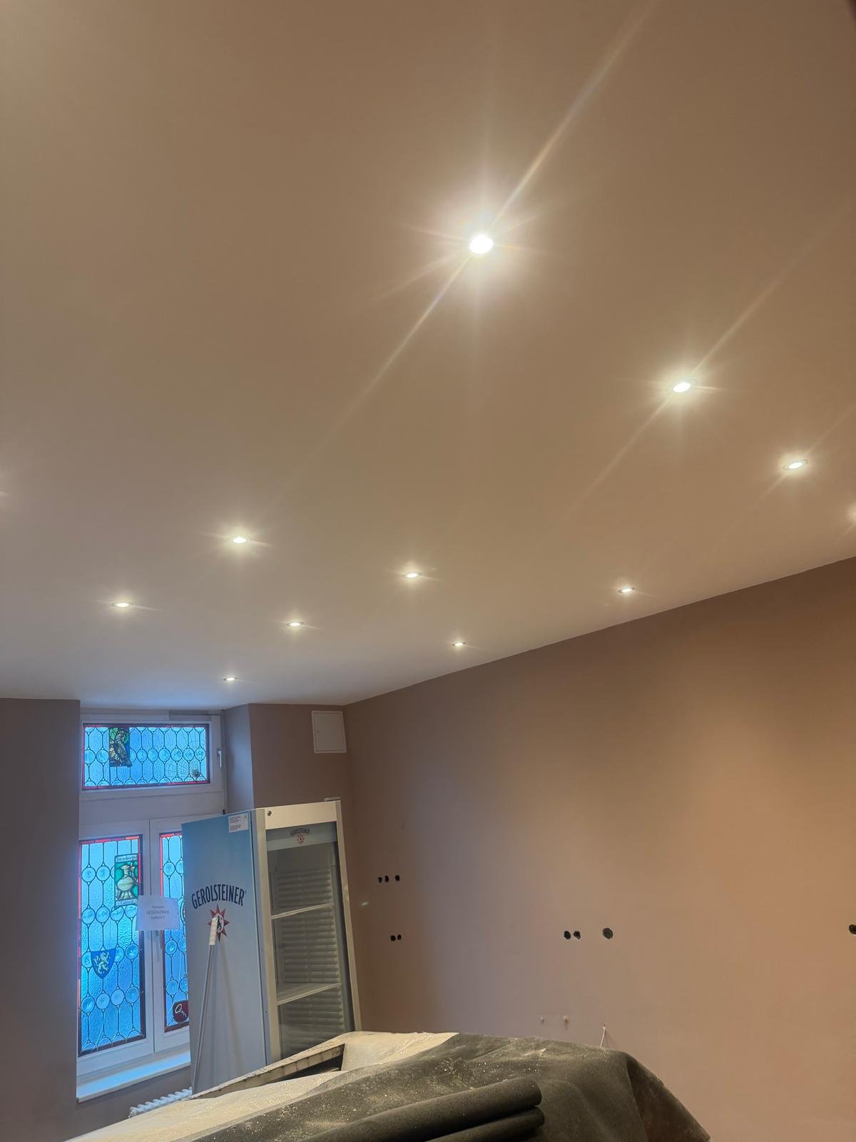 Deckensanierung Eltville, eingebaute LED-Spots in der neuen Decke – ACG Bausanierung GmbH