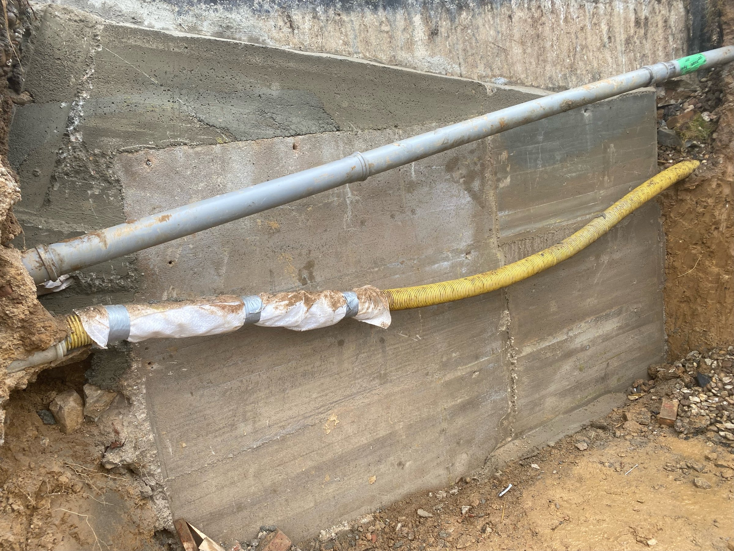 Neu erstellte Betonwand nach Kellerwandsanierung in Niederseelbach (Taunus) – Rohbauarbeiten ACG Bausanierung GmbH